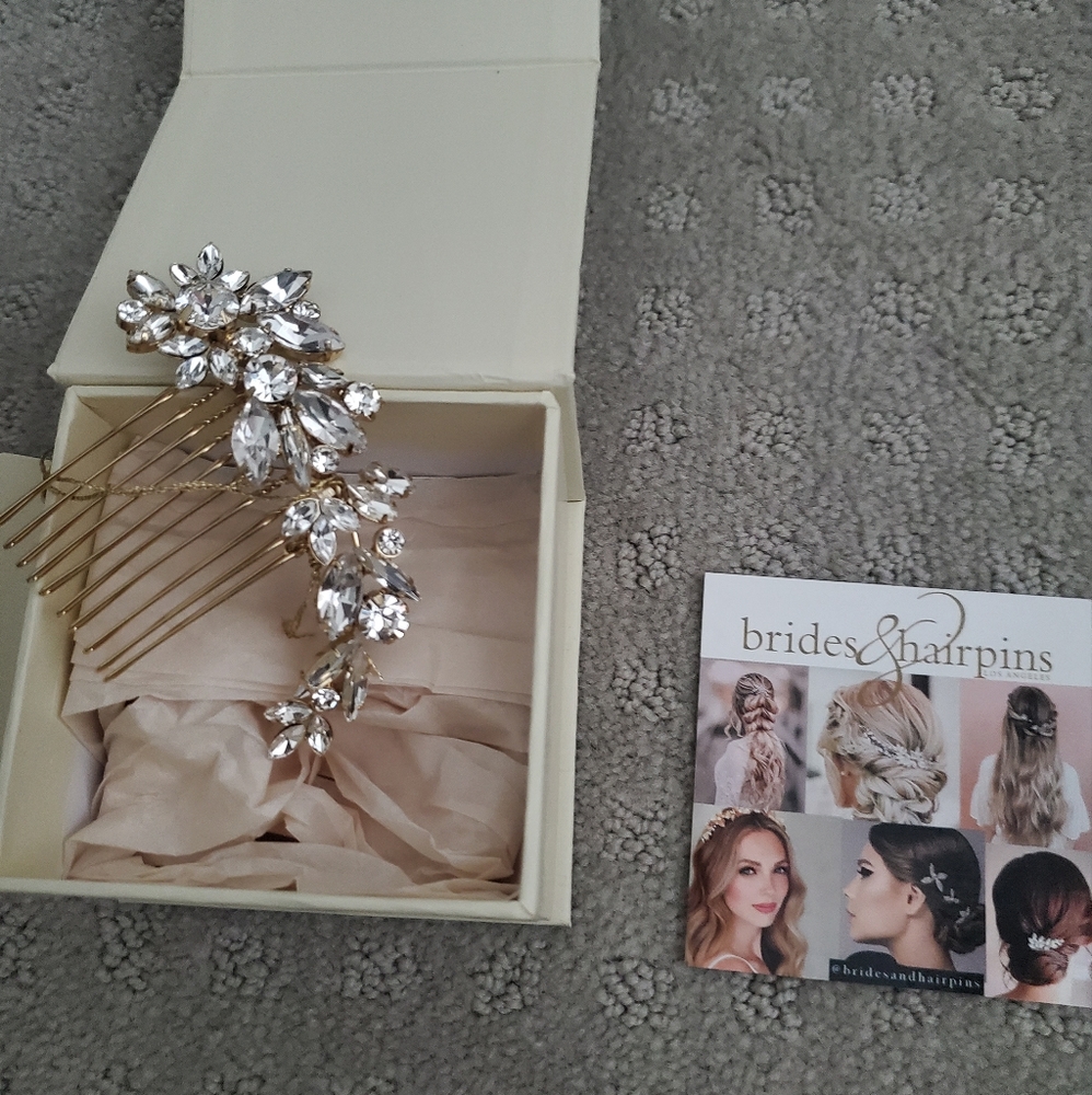 Brides and hair pins comb cameo comb